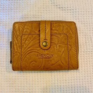 NWOT American Leather Co Colorado Bifold Wallet Tooled Caffe Latte Lt Brown